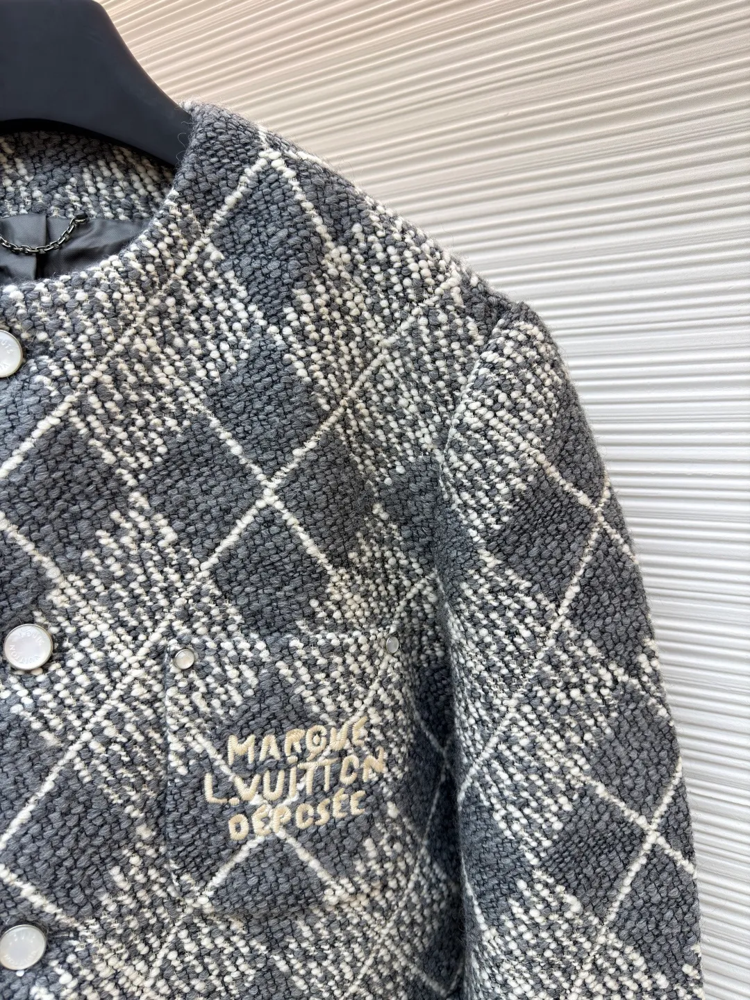 LOUIS VUITTON tweed tied gauze plaid jacket ●Original version: 45000 purchased and developed ●Item number: 1680921-G25 ●Fabric: tweed yarn-dyed fabric ●Technology: embroidery production ●Version: fitted version ●Weight: about 1560 grams ●Size: 44-46-48-50 ●Description: Made of [tweed-dyed fabric], customized [special warp head], using [32s double-ply cotton yarn], [Apricot black AB color sky and earth beam], [weft yarn 100% sheep wool] composition, ring spinning color spinning [8 male count], [12 male count] two specifications and two colors of wool yarn, using [triangular glossy nylon yarn], S-direction [twisted weft yarn to make special yarn], [high-speed rapier machine] yarn dyeing to produce finished cloth, front panel using [lattice center reduction flower], three pockets also It is [hand-cut with restored flowers], the small pockets are embroidered with [special woolen embroidery machine], [double-thread tatami diagonal embroidery method], matching [rayon twill satin lining], [I-shaped buckle + rivets] use [hanging antique silver] bottom bracket, the inside is [inlaid with polished high-gloss mother-of-pearl], the shell is made of [laser engraved letter pattern], and the back is equipped with [white gold hanging chain]. The overall wiring is straight and delicate, the fabric is comfortable and soft, and the color is consistent without color difference. It can be matched with the same style to create a fashionable look and control various occasions. Customized accessories, complete with three standards, same style for men and women!